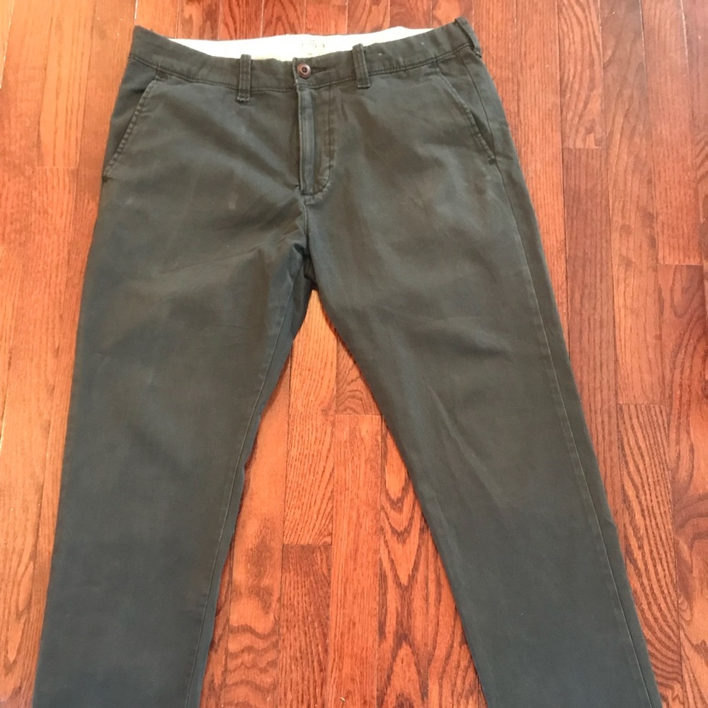 Hollister Khaki pants with stretch material! 34x32